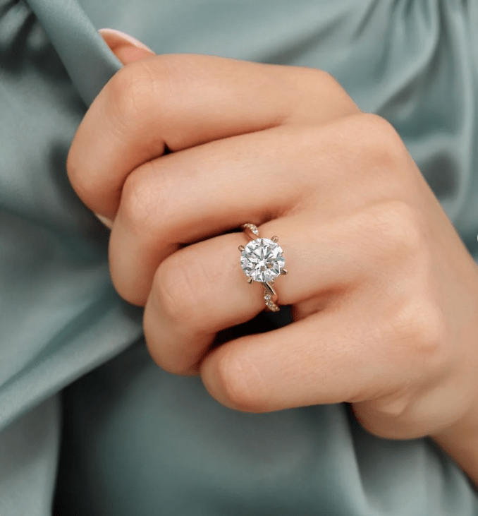 Is It Better to Buy an Engagement Ring Online or In-Store in the UK? A 2026&nbsp;Perspective